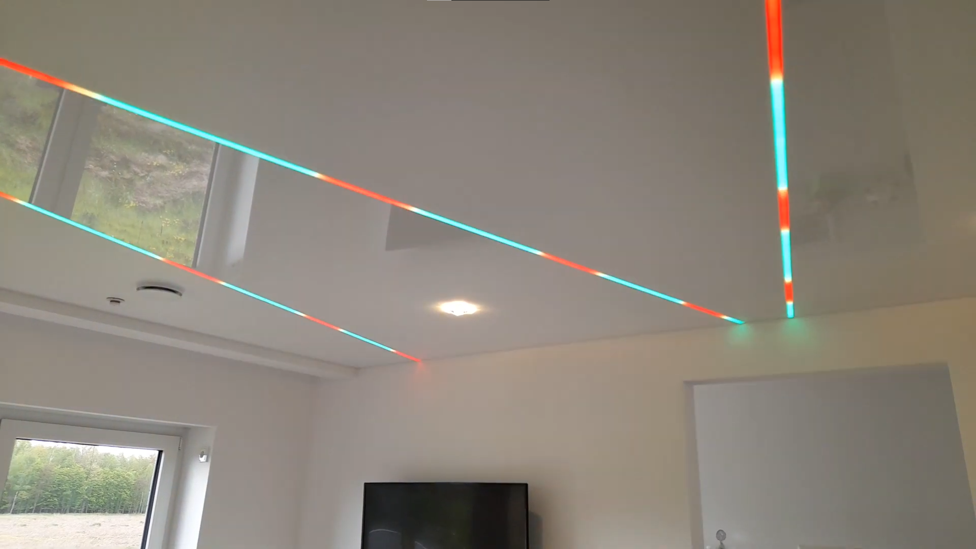 Натяжные потолки в зал со световыми линиями, фото 3