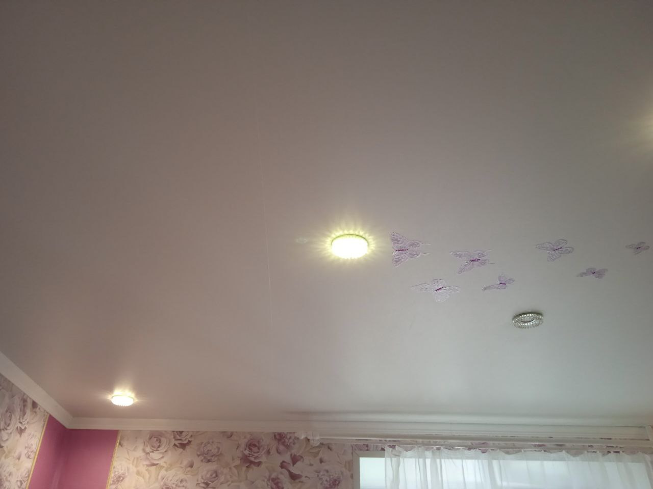 Натяжной потолок в детскую с точечными светильниками, фото 2