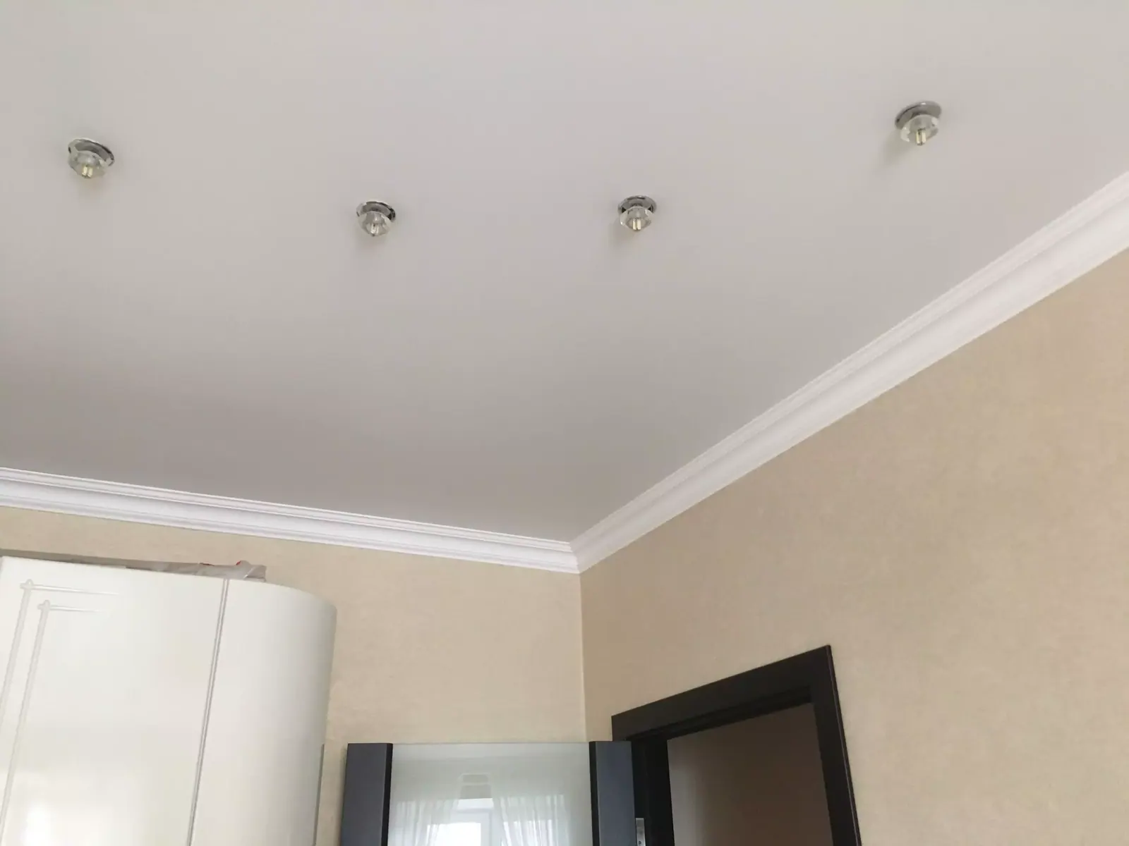 Матовый натяжной потолок в квартиру — Ялта, улица Игнатенко, 1, фото 1
