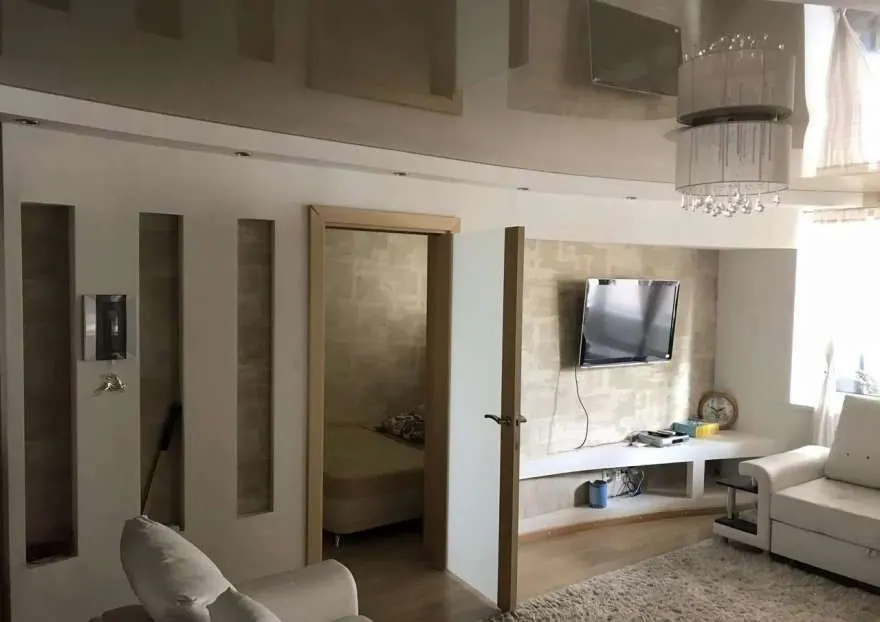 Двухуровневый потолок в гостиную — Ялта, улица Тимирязева, 10, фото 1